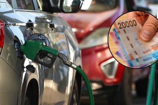 Persona carga combustible en un auto, con recuadro de billetes de 20 mil pesos