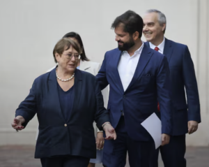 Michelle Bachelet camina junto a Gabriel Boric en el Palacio de La Moneda