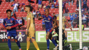 Jugadores de Universidad de Chile celebran un gol en el estadio