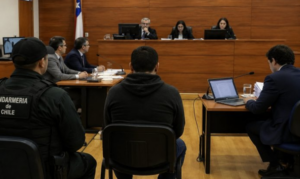Audiencia en un tribunal de juicio oral con un imputado custodiado por Gendarmería