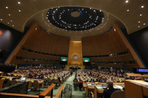 Salón de la Asamblea General de la ONU en Nueva York con delegaciones en sus escaños