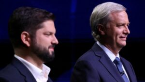 Gabriel Boric y José Antonio Kast en un set de debate presidencial