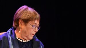 Michelle Bachelet con la mirada baja durante un acto