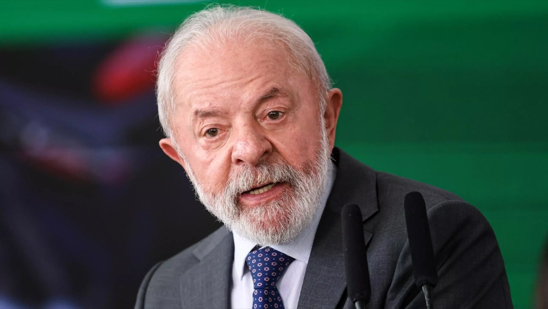 Presidente de Brasil, Lula da Silva, habla ante micrófonos