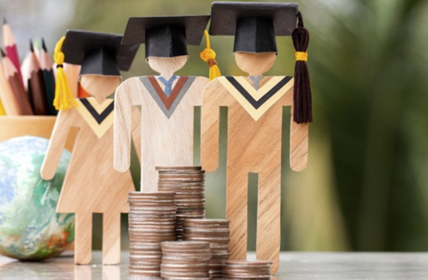 Figuras de madera con birretes de graduación junto a monedas apiladas y un globo terráqueo