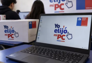 Notebook del programa Yo elijo mi PC sobre un pupitre escolar