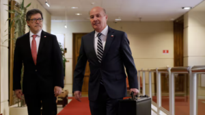 Ministro de Hacienda Jorge Quiroz llega al Congreso con el maletín del Presupuesto 2027