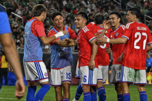Jugadores de la selección chilena celebran el triunfo ante México en Los Ángeles