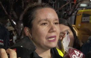 Alcaldesa de Las Condes responde a la prensa de noche, rodeada de micrófonos