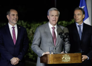 Presidente Kast anuncia la baja del TAG en un podio junto a dos autoridades