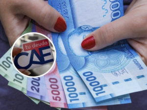 Manos sostienen billetes chilenos, con recuadro del logo de la deuda CAE