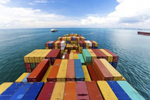 Buque portacontenedores cargado navega en mar abierto