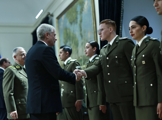 Autoridad saluda a carabineros recién egresados en una ceremonia institucional
