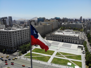 Bandera de Chile flamea frente al Palacio de La Moneda en Santiago