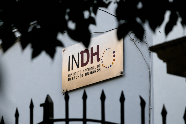 Placa del Instituto Nacional de Derechos Humanos en la fachada de su sede