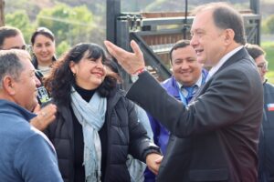 Ministro Poduje saluda a vecinas durante la entrega de viviendas en El Pino, Concepción