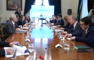 Autoridades del Gobierno en una reunión de trabajo alrededor de una mesa