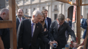 Presidente Kast y autoridades recorren puestos de emprendedores frente a La Moneda