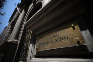 Placa del Tribunal Constitucional en la fachada de su edificio en Santiago