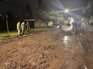 Militares remueven barro en una calle de Las Condes tras el aluvión nocturno