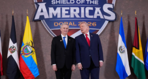 Dos mandatarios posan frente al logo del Escudo de las Américas en Doral 2026