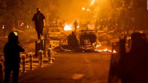 Disturbios nocturnos en una calle de Francia con autos incendiados y barricadas
